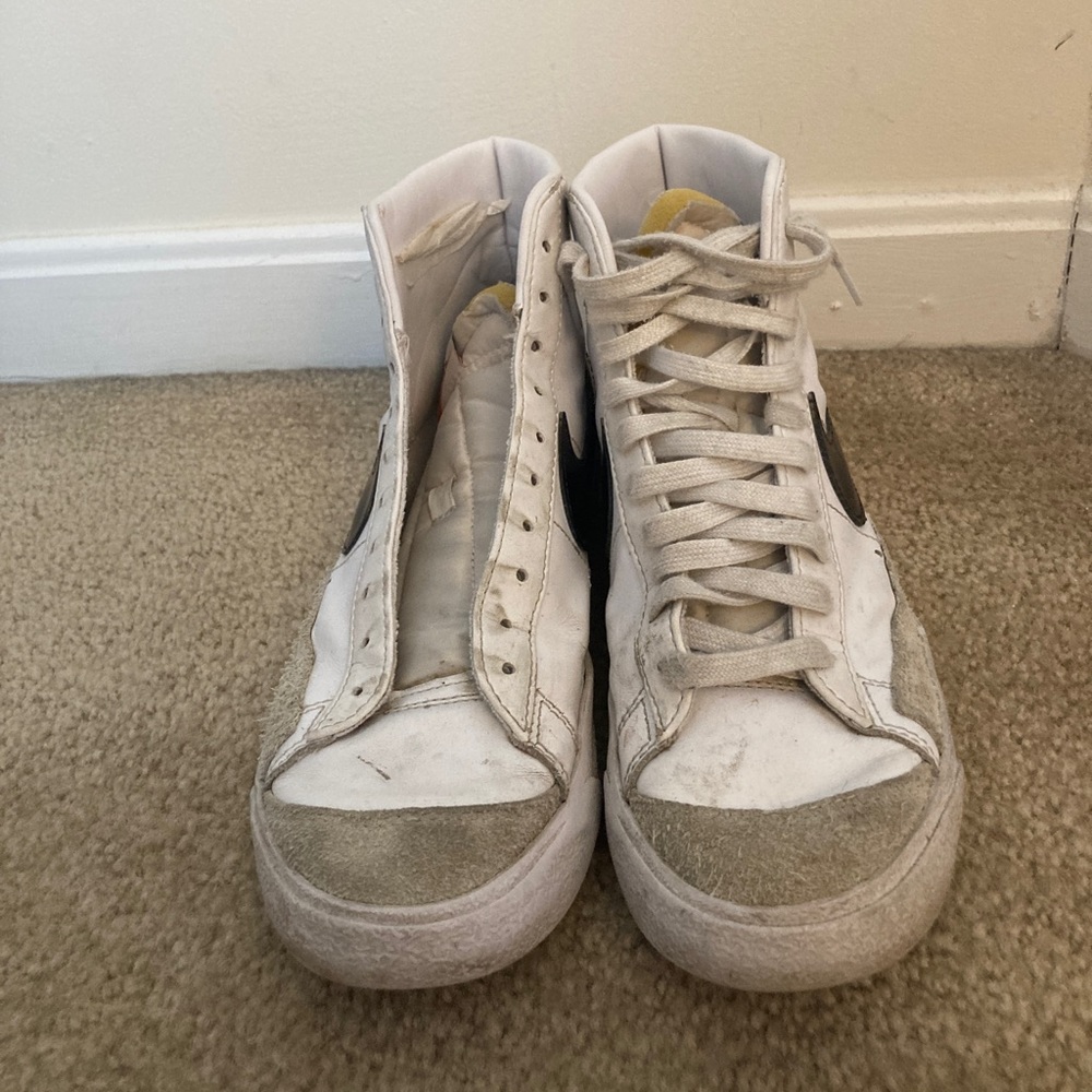nike blazers !!missing shoe lace!!